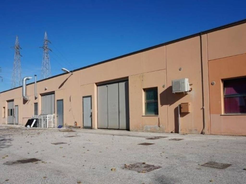 locale commerciale in vendita a Falconara Marittima