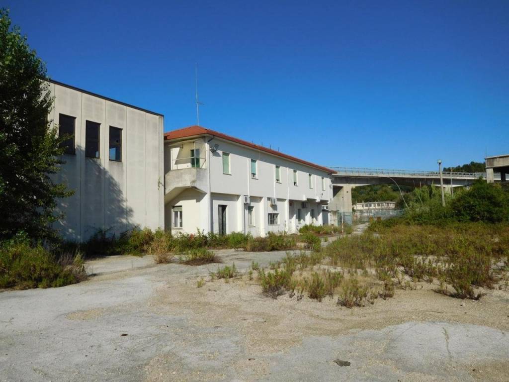 locale commerciale in vendita a Falconara Marittima