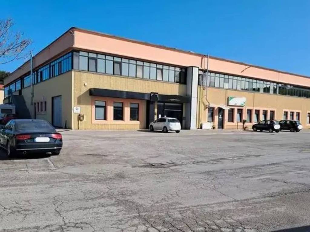 locale commerciale in vendita a Falconara Marittima