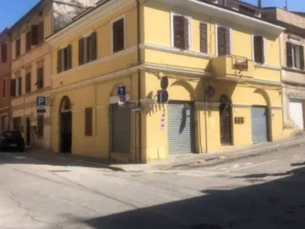 locale commerciale in vendita a Falconara Marittima