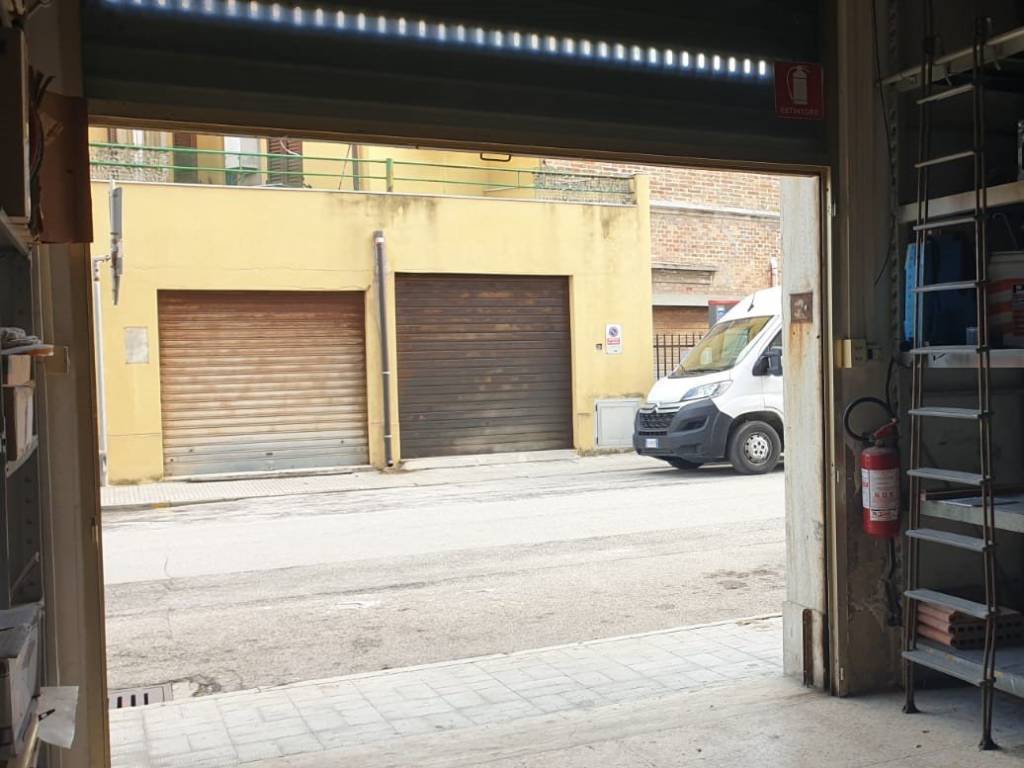 locale commerciale in vendita a Falconara Marittima