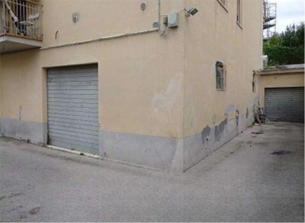 locale di sgombero in vendita a Falconara Marittima