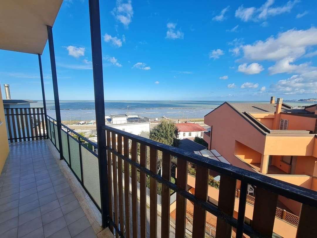 appartamento in vendita a Falconara Marittima in zona Palombina Vecchia