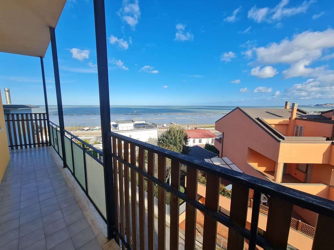 appartamento in vendita a Falconara Marittima in zona Palombina Vecchia