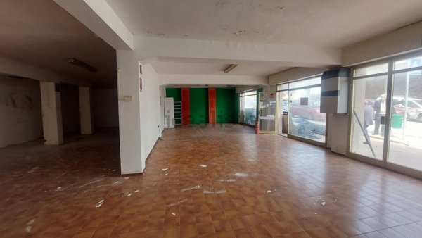 locale commerciale in vendita a Falconara Marittima