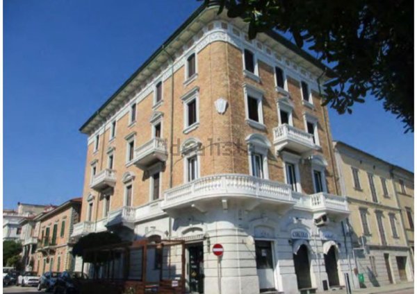 locale commerciale in vendita a Falconara Marittima