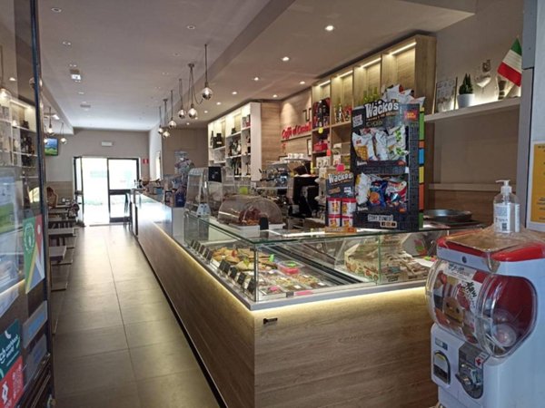 negozio in vendita a Falconara Marittima in zona Castelferretti