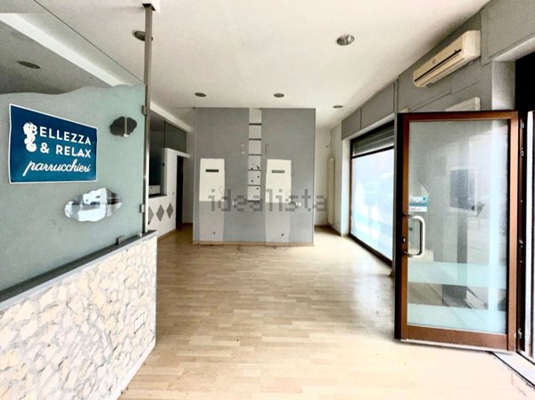 locale commerciale in vendita a Falconara Marittima in zona Castelferretti