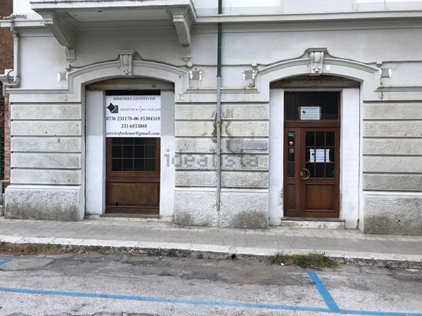 locale commerciale in vendita a Falconara Marittima
