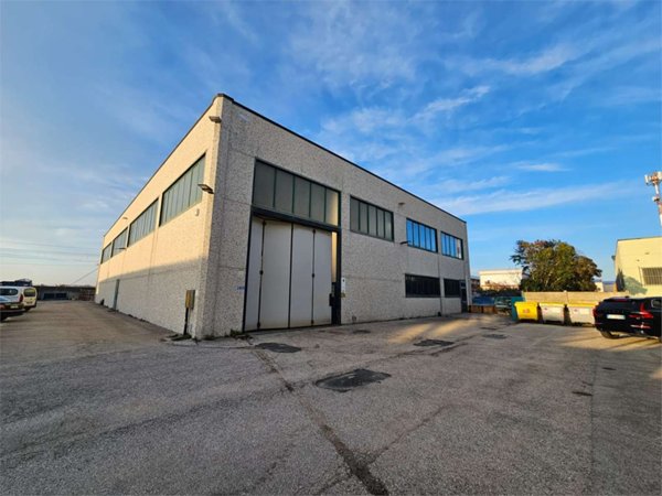 locale di sgombero in vendita a Diso in zona Marittima