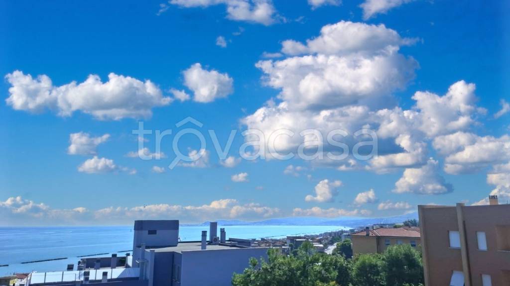 appartamento in vendita a Falconara Marittima in zona Palombina Vecchia