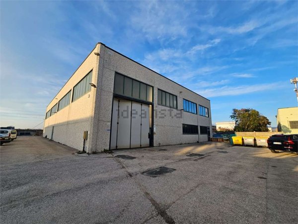 locale di sgombero in vendita a Falconara Marittima