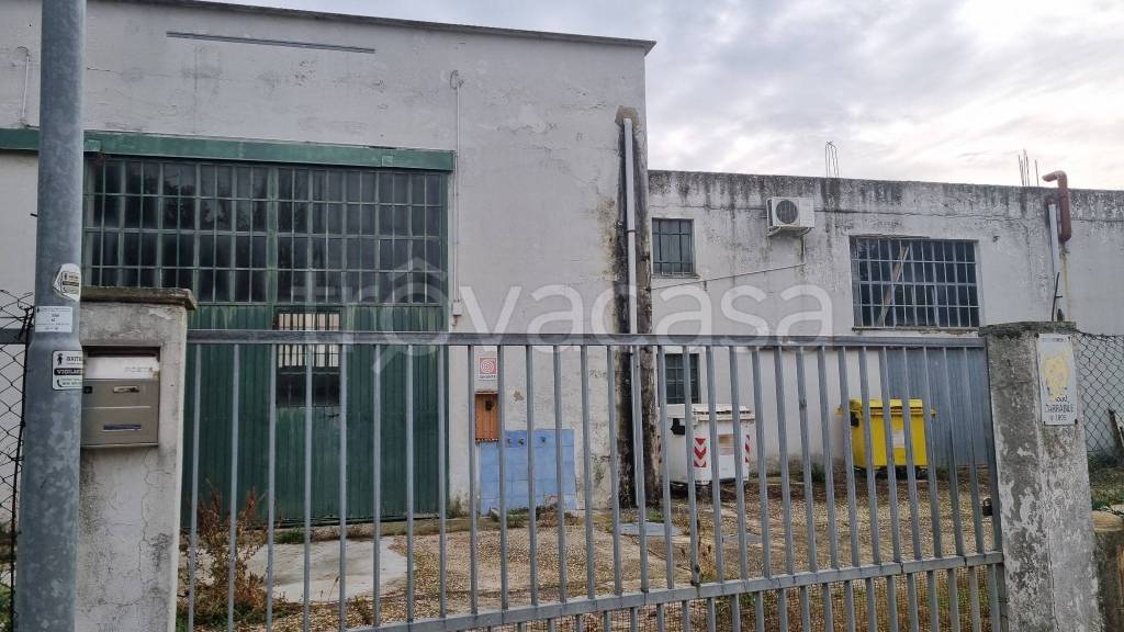 locale commerciale in vendita a Falconara Marittima