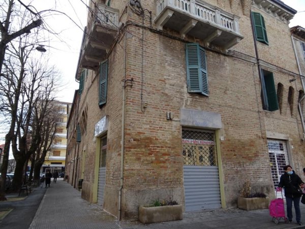 negozio in vendita a Falconara Marittima in zona Castelferretti
