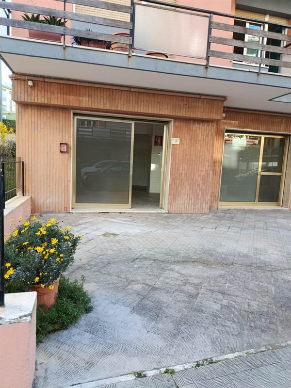 negozio in vendita a Falconara Marittima