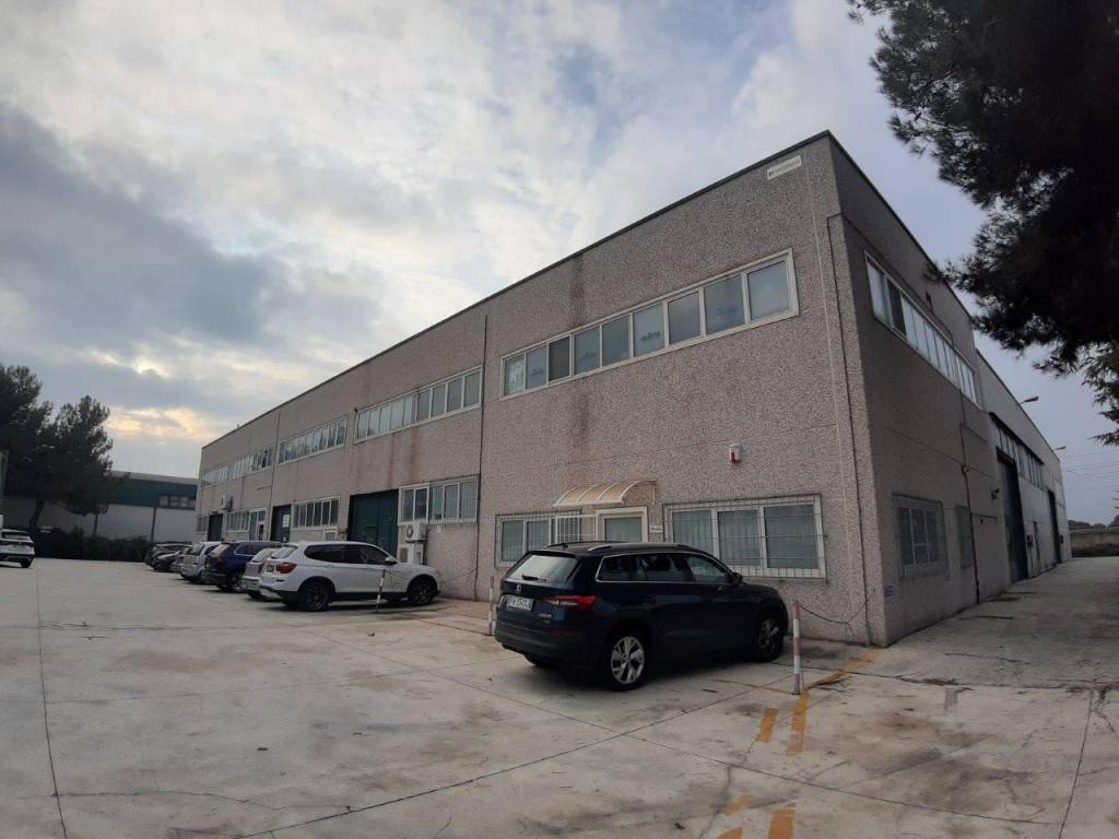 locale commerciale in vendita a Falconara Marittima