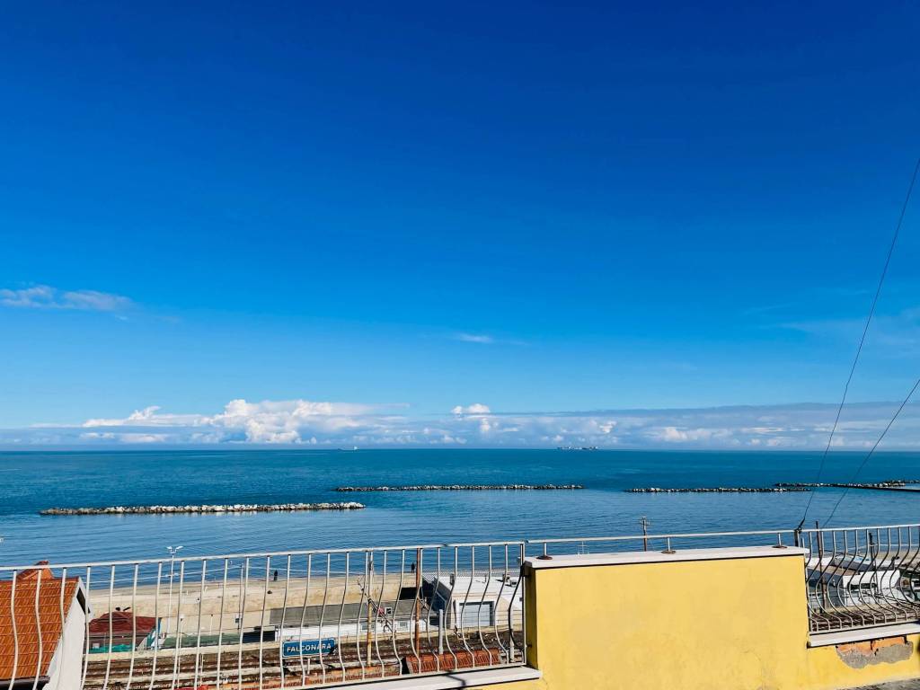 locale commerciale in vendita a Falconara Marittima