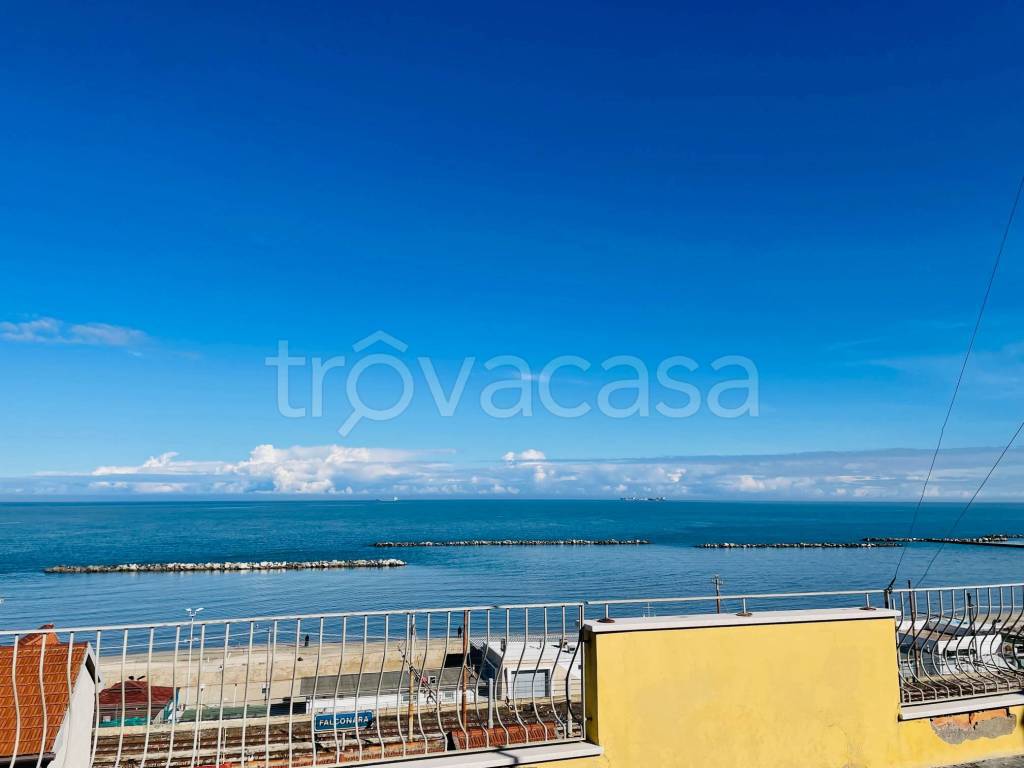 locale commerciale in vendita a Falconara Marittima