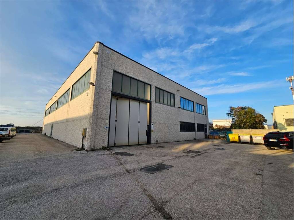 locale di sgombero in vendita a Falconara Marittima