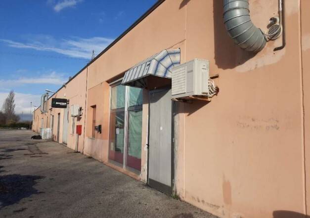 locale commerciale in vendita a Falconara Marittima