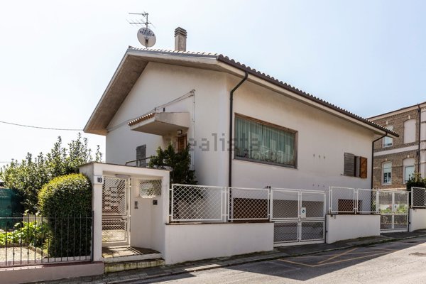 casa indipendente in vendita a Falconara Marittima in zona Falconara Alta
