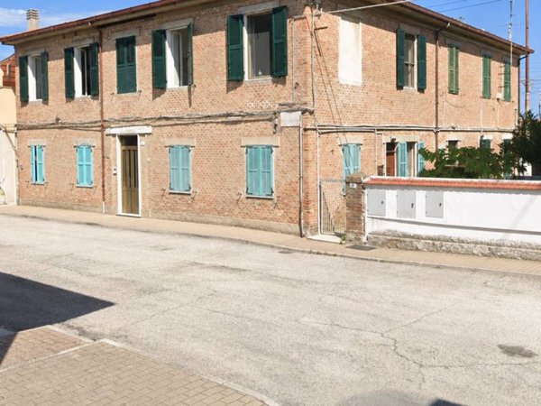 appartamento in vendita a Falconara Marittima in zona Fiumesino