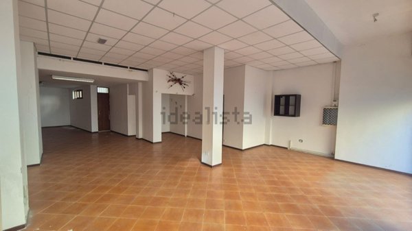 negozio in vendita a Falconara Marittima in zona Palombina Vecchia