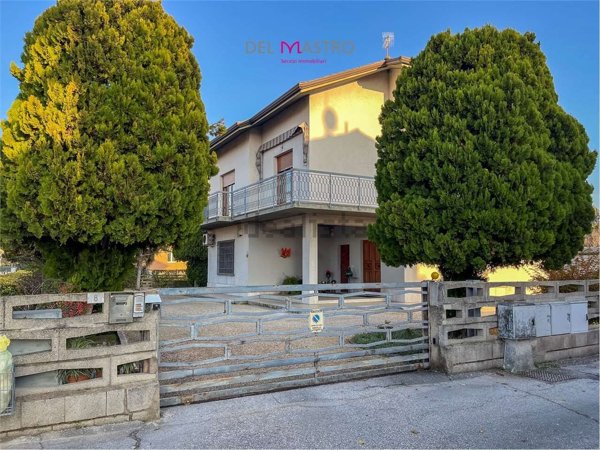 appartamento in vendita a Falconara Marittima in zona Castelferretti