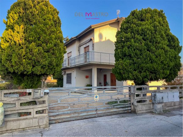 casa indipendente in vendita a Falconara Marittima in zona Castelferretti