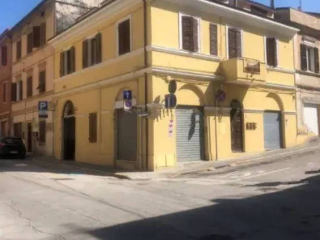 locale commerciale in vendita a Falconara Marittima in zona Palombina Vecchia