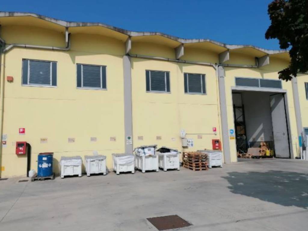 locale commerciale in vendita a Falconara Marittima in zona Falconara Alta