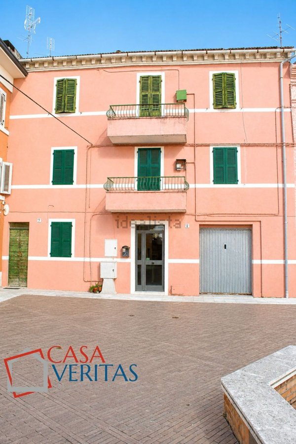 intera palazzina in vendita a Falconara Marittima in zona Castelferretti