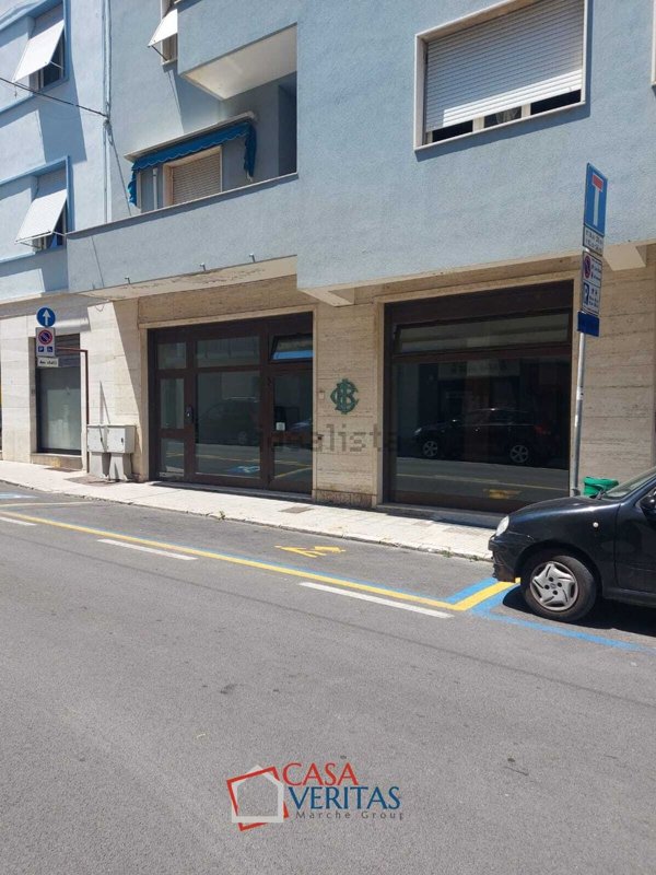 locale commerciale in vendita a Falconara Marittima in zona Palombina Vecchia