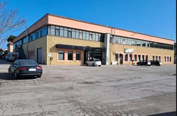 locale di sgombero in vendita a Falconara Marittima in zona Falconara Alta