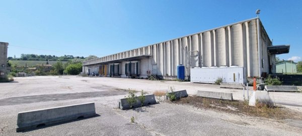 locale commerciale in vendita a Filottrano