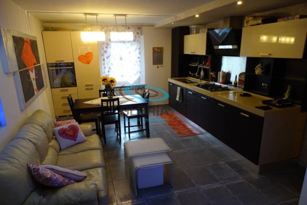 casa indipendente in vendita a Genga