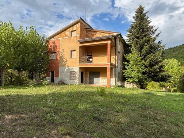 casa indipendente in vendita a Genga in zona Cerqueto