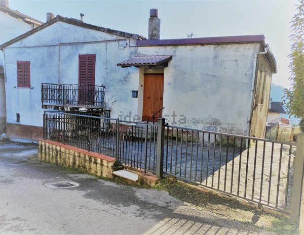 casa indipendente in vendita a Genga in zona Colcello