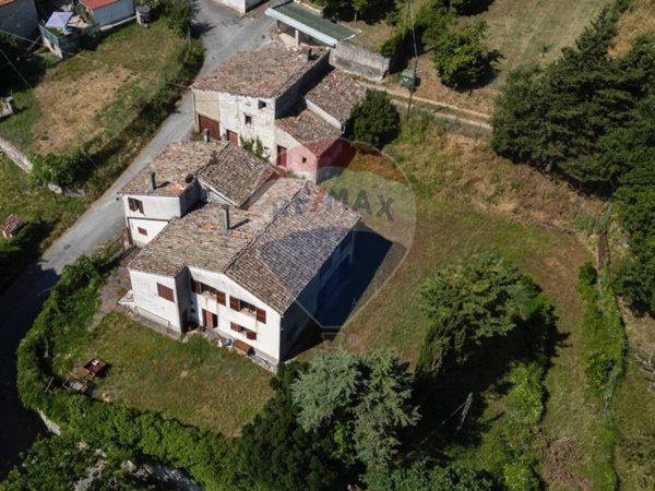 casa indipendente in vendita a Genga in zona Capolavilla
