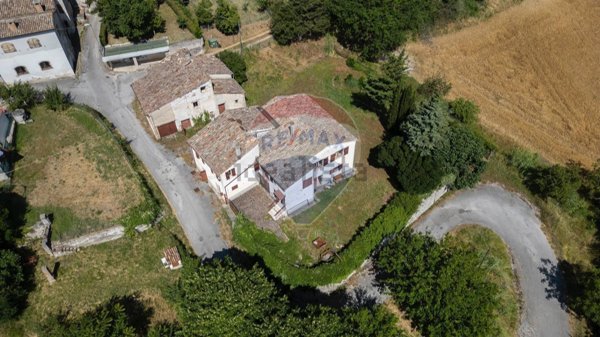 casa semindipendente in vendita a Genga in zona Capolavilla