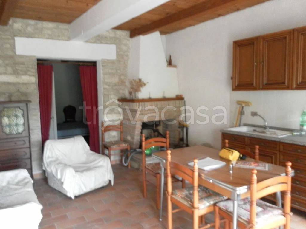 appartamento in vendita a Genga in zona Rosenga