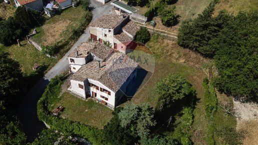 casa indipendente in vendita a Genga in zona Capolavilla