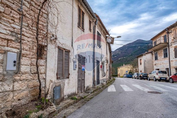 casa semindipendente in vendita a Genga in zona Valtreara