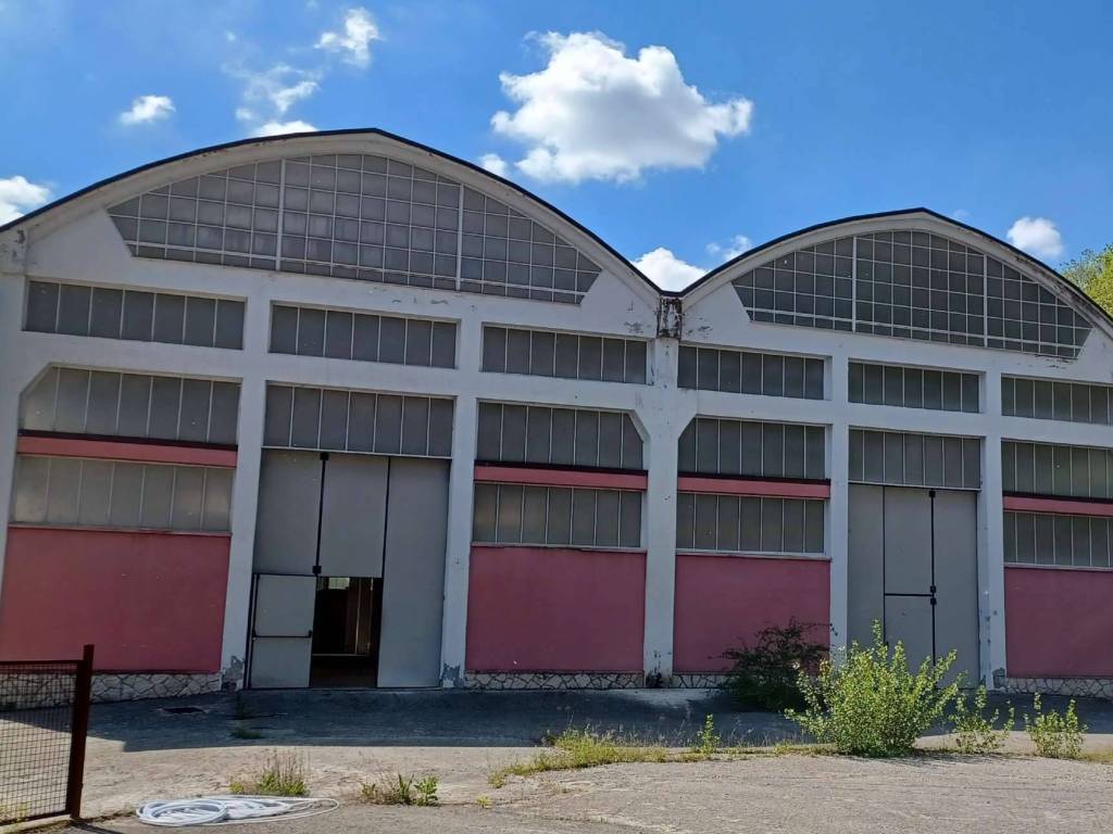 capannone in vendita a Genga