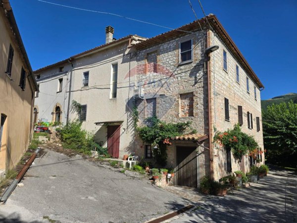 casa indipendente in vendita a Genga