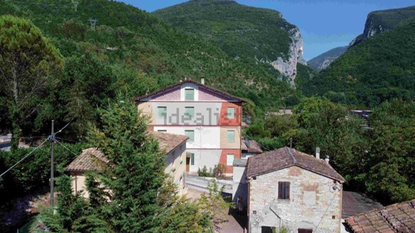 casa indipendente in vendita a Genga in zona Pianello