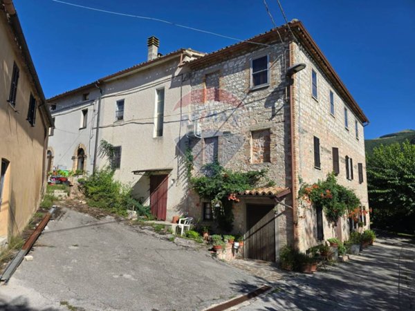 casa indipendente in vendita a Genga
