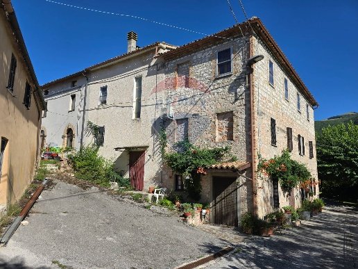 esavano in vendita a Genga