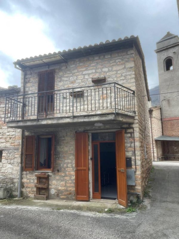 casa indipendente in vendita a Genga in zona Valtreara