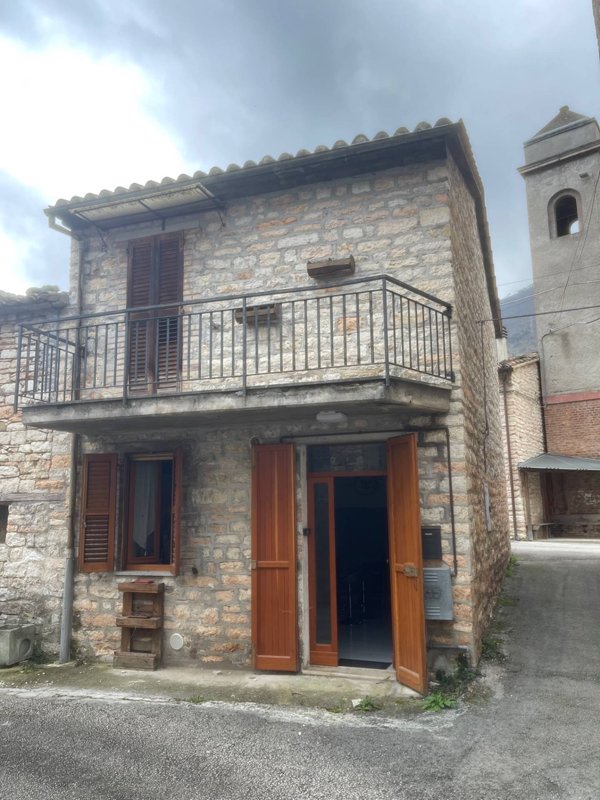 casa indipendente in vendita a Genga in zona Valtreara